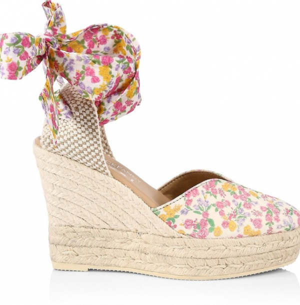 Espadrilles dengan aksen bunga-bunga